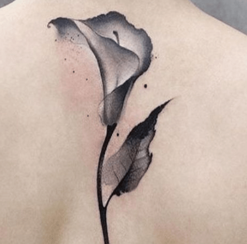 Duży tatuaż lilia wodna na plecach