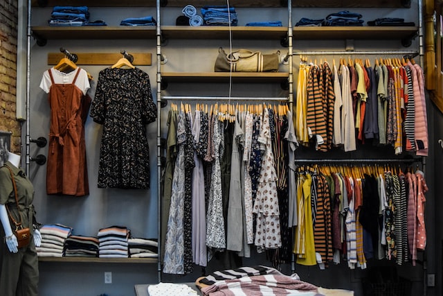 Które sklepy z odzieżą używaną warto odwiedzić w Opolu? Lista tanich dyskontów