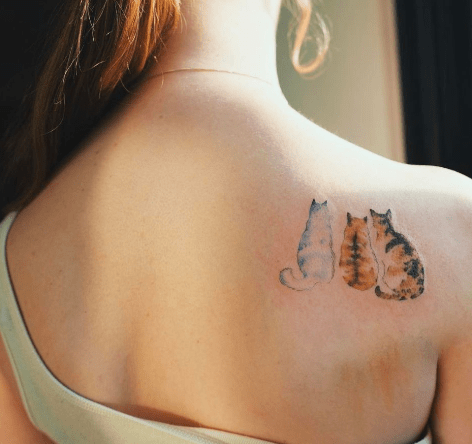 Tatuaż kot za uchem – jakie ma znaczenie? Tatuaż łapki kota na nadgarstku